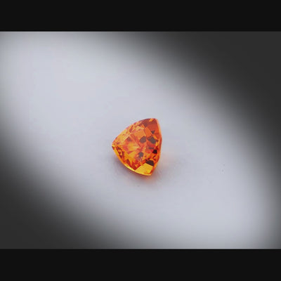 Vidéo d’un grenat spessartite trillion facetté 1,20ct, couleur orange mandarin éclatante, Tanzanie