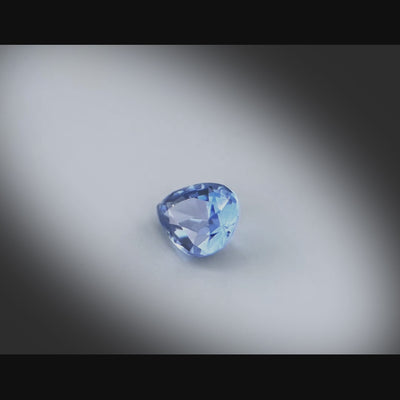 Vidéo présentant un saphir bleu poire facetté 2,22ct, couleur bleue profonde, traitement chauffé, origine Sri Lanka