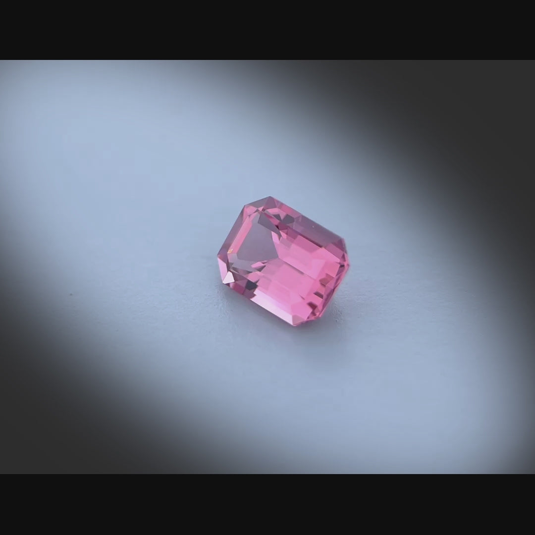 Vidéo d’un spinelle rose rectangle à pans coupés facetté 1,72ct, rose-violet soutenu, très légère inclusion, gemme rare, provenance Vietnam