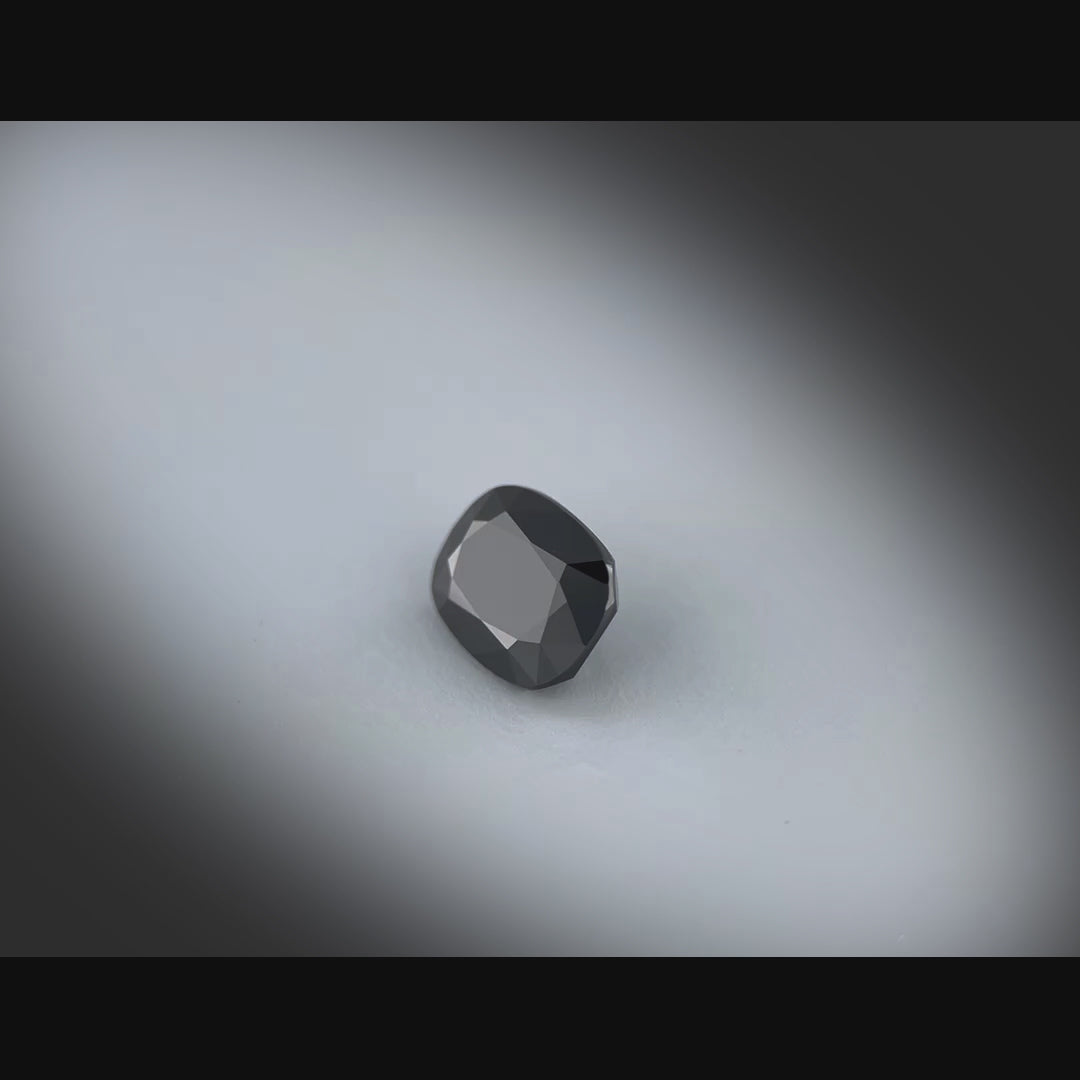 Vidéo d’un spinelle noir coussin rectangle facetté 1,59ct, noir intense, aspect opaque, Thaïlande