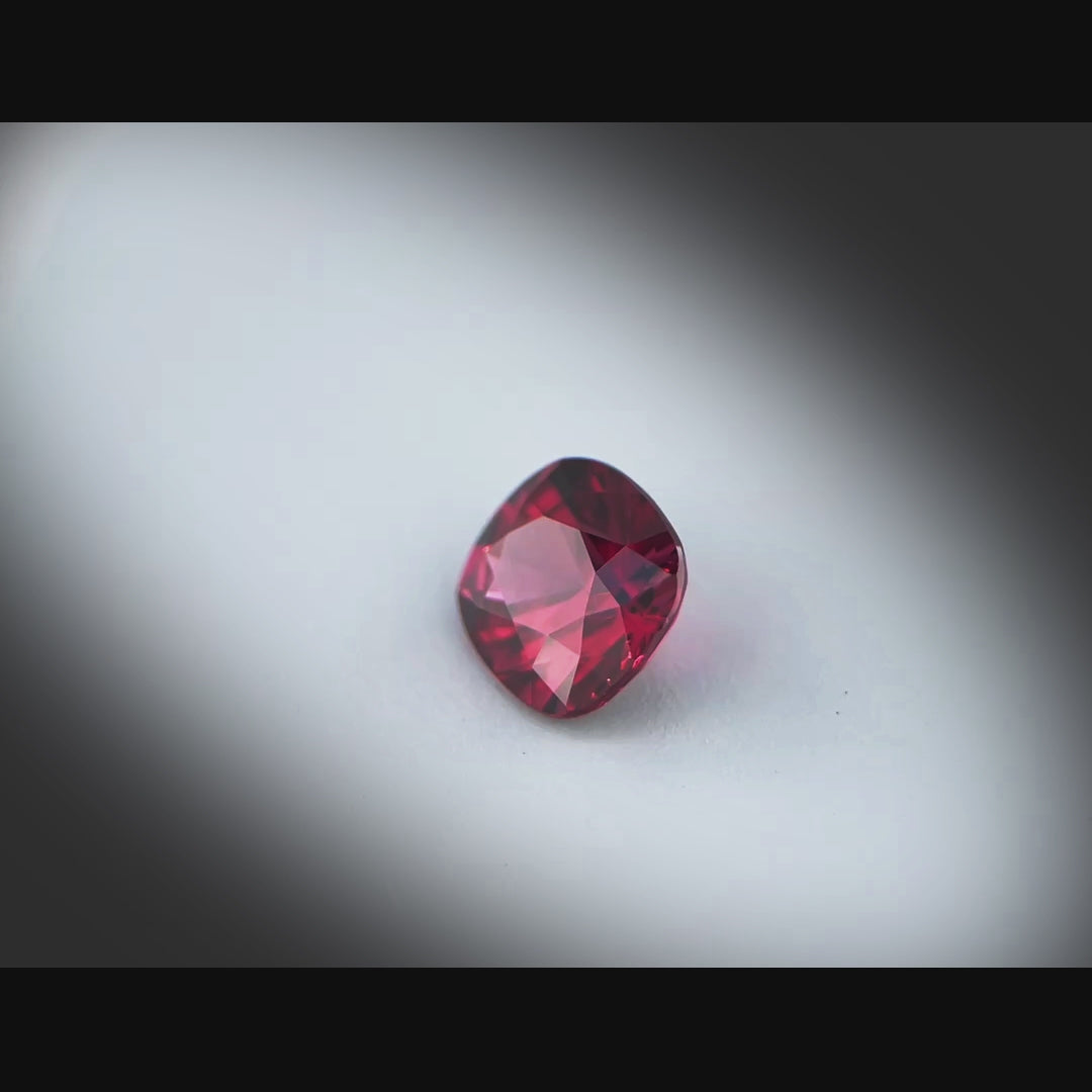 Vidéo d’un grenat rhodolite coussin rectangle facetté 2,11ct, couleur rouge-violet profond, pureté parfaite, origine Tanzanie