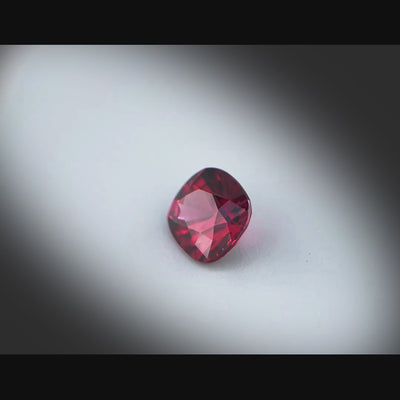 Vidéo d’un grenat rhodolite coussin rectangle facetté 2,11ct, couleur rouge-violet profond, pureté parfaite, origine Tanzanie