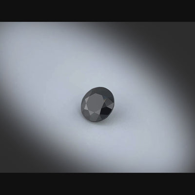 Vidéo d’un spinelle noir rond facetté 1,36ct, aspect noir totalement opaque, Thaïlande