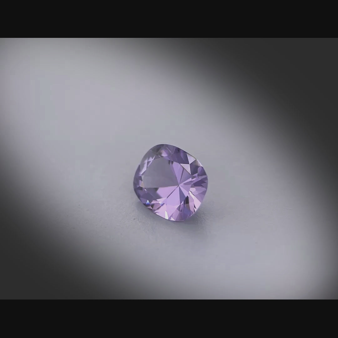 Vidéo de spinelle violet 1,31ct, coussin rectangulaire, facettage mis en lumière, origine Sri Lanka