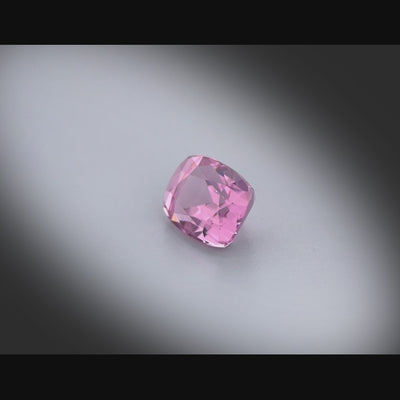 Vidéo d’un spinelle rose naturel coussin rectangle facetté de 2.09 ct, originaire de Luc Yen au Vietnam, de couleur rose-violet soutenu, tournant sur un fond gris clair.
