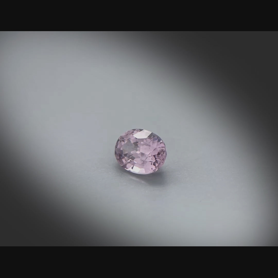 Vidéo d’un spinelle violet ovale facetté 1,35ct, teinte violet-gris léger, non traité, origine Madagascar