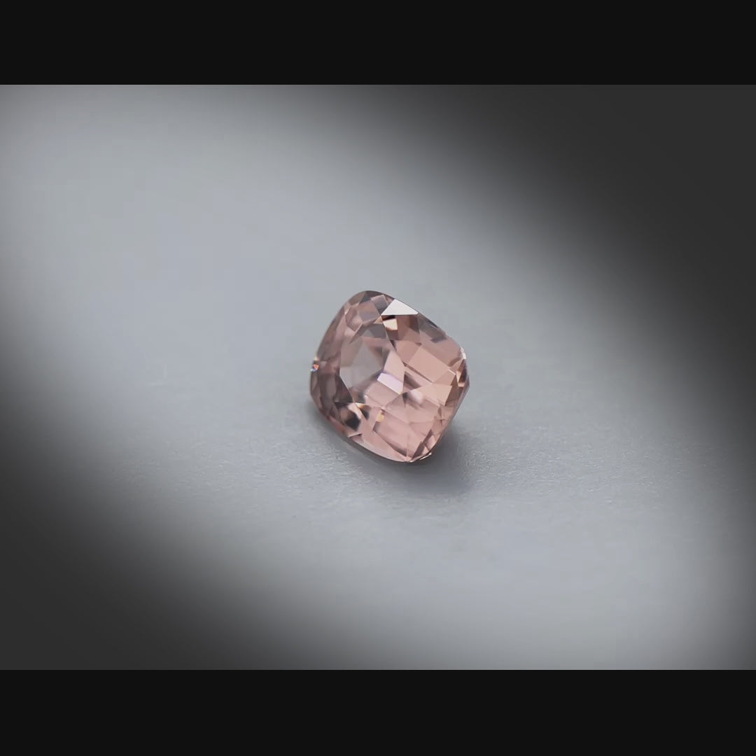 Vidéo d’un zircon coussin rectangle facetté 3,76ct, couleur brun prononcé, pureté optimale, origine Tanzanie