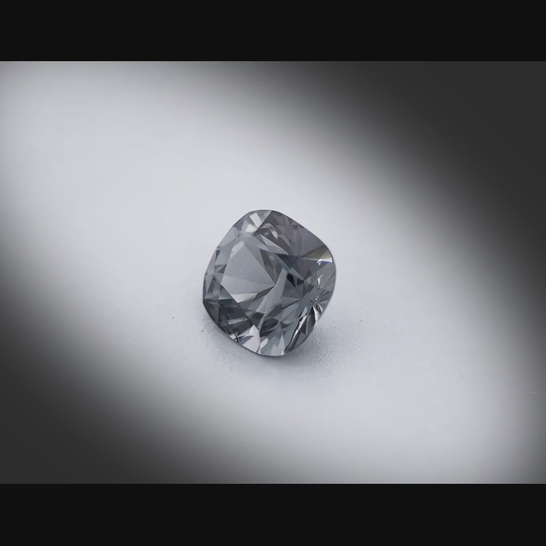 Vidéo d’un spinelle gris naturel coussin rectangle facetté de 1.67 ct, originaire de Mogok au Myanmar, révélant sa teinte gris soutenu et ses reflets sous différents angles.
