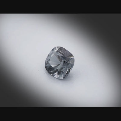 Vidéo d’un spinelle gris naturel coussin rectangle facetté de 1.67 ct, originaire de Mogok au Myanmar, révélant sa teinte gris soutenu et ses reflets sous différents angles.