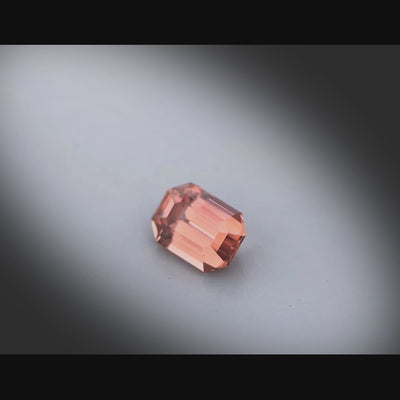 Vidéo d’un zircon rectangle facetté 1,80ct, couleur rose-brun prononcé, pureté sans inclusion, Tanzanie