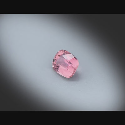 Vidéo d’une tourmaline rose naturelle coussin rectangle facettée de 2.01 ct, originaire d'Afghanistan, de couleur rose soutenu, gemme en rotation sur un fond gris clair.