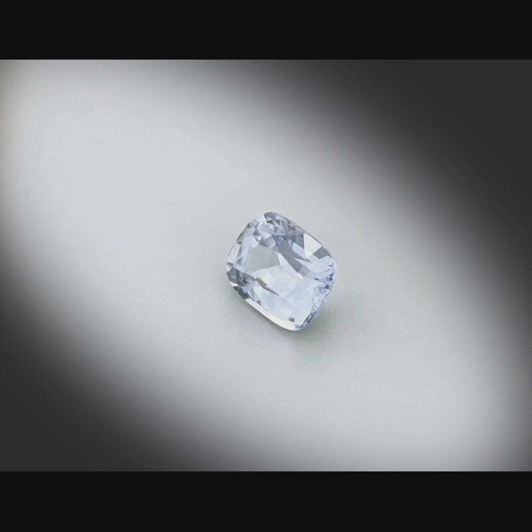 Vidéo d’un spinelle bleu naturel coussin rectangle facetté de 1.20 ct, originaire de Madagascar, révélant sa nuance bleu gris et ses reflets lumineux sous différents angles.