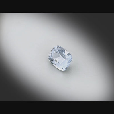 Vidéo d’un spinelle bleu naturel coussin rectangle facetté de 1.20 ct, originaire de Madagascar, révélant sa nuance bleu gris et ses reflets lumineux sous différents angles.