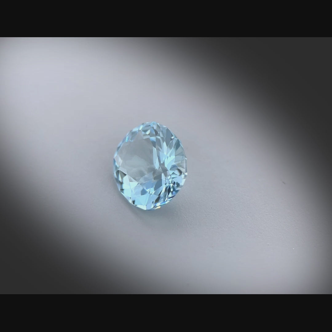 Vidéo d’une aigue-marine 1,39 ct de Madagascar, forme ovale facettée, couleur cyan-bleuté léger, pureté sans inclusion visible, éclairage tournant à 360°, dimensions 8,1 × 7,2 × 4,6 mm.