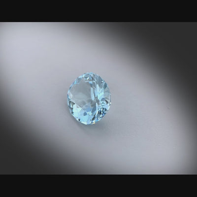 Vidéo d’une aigue-marine 1,39 ct de Madagascar, forme ovale facettée, couleur cyan-bleuté léger, pureté sans inclusion visible, éclairage tournant à 360°, dimensions 8,1 × 7,2 × 4,6 mm.