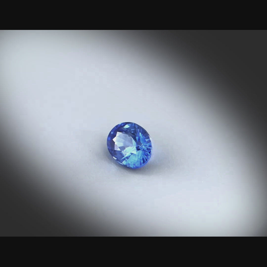 Vidéo d’un saphir bleu non chauffé ovale facetté de 0.70 ct, originaire de Ratnapura au Sri Lanka, révélant son bleu soutenu et ses éclats sous différents angles de vue.