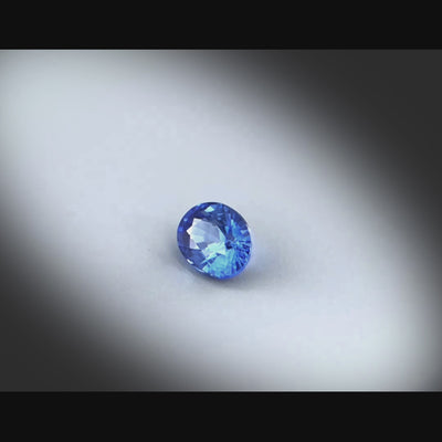 Vidéo d’un saphir bleu non chauffé ovale facetté de 0.70 ct, originaire de Ratnapura au Sri Lanka, révélant son bleu soutenu et ses éclats sous différents angles de vue.