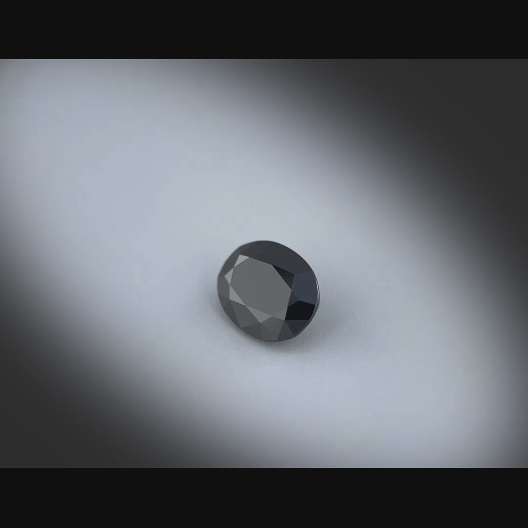 Vidéo d’un spinelle noir ovale facetté 1,62ct, aspect noir totalement opaque, Thaïlande