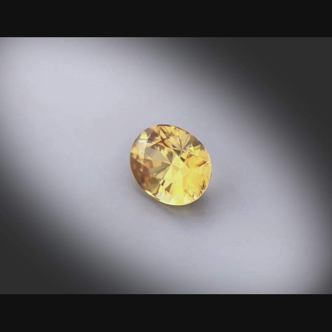 Vidéo d’un zircon ovale facetté 4,45ct, couleur jaune orangé soutenu, pureté élevée, origine Tanzanie