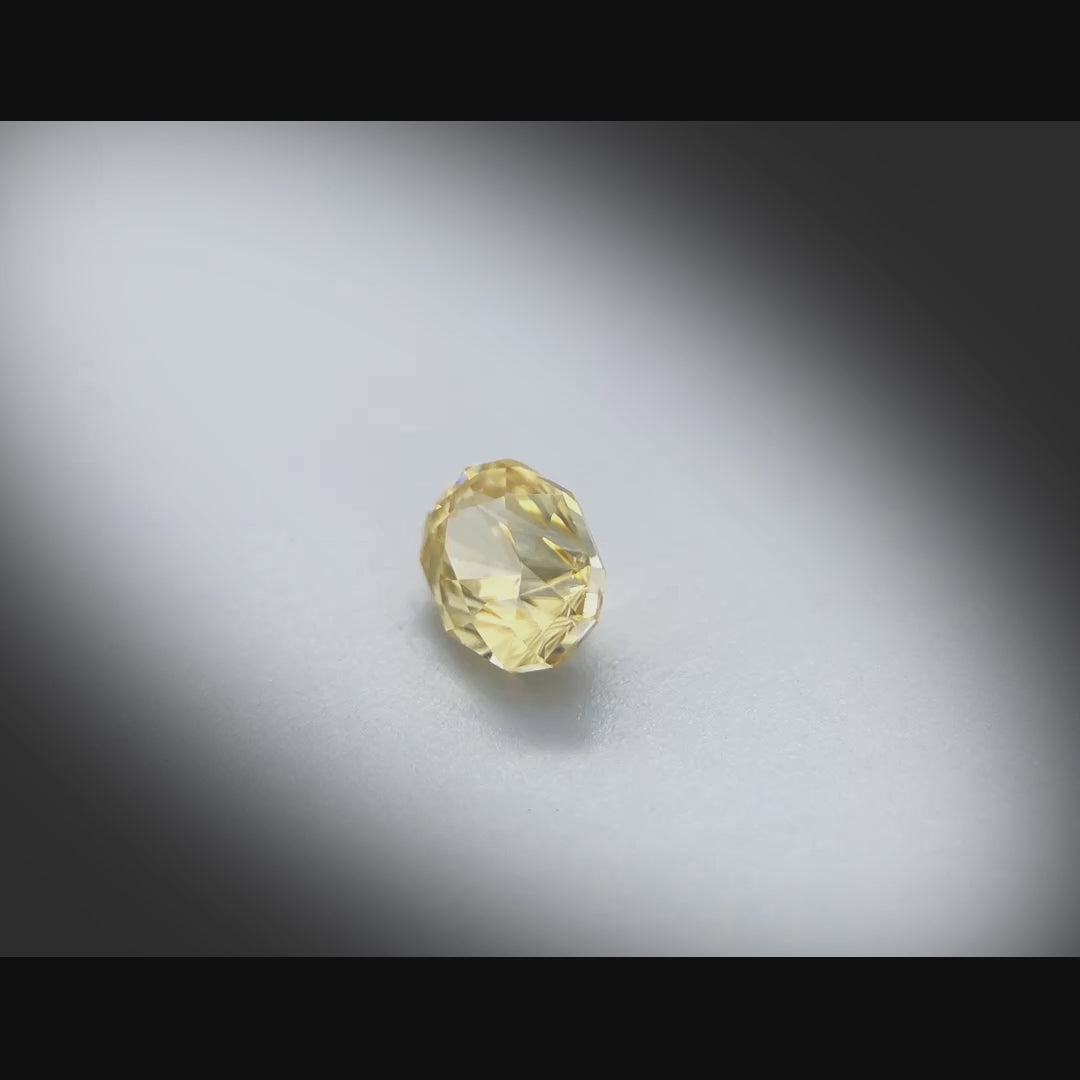 Vidéo d’un zircon jaune facetté de 2,58ct, forme abstraite, couleur jaune léger, origine Sri Lanka