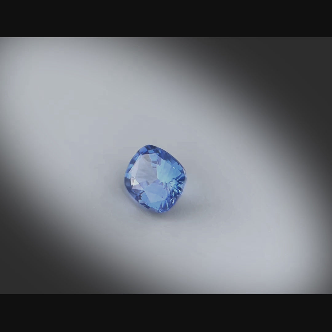 Vidéo montrant un saphir bleu coussin rectangle facetté 1,74ct, teinte bleu soutenu, traitement chauffé, origine Sri Lanka
