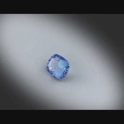 Vidéo montrant un saphir bleu coussin rectangle facetté 1,74ct, teinte bleu soutenu, traitement chauffé, origine Sri Lanka