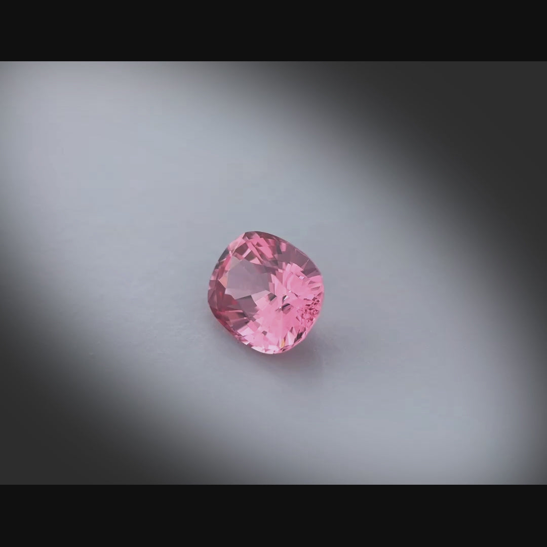 Vidéo d’un spinelle rose coussin rectangle facetté 2,47ct, sans inclusion à l’œil nu, couleur rose-orangé soutenu, Vietnam