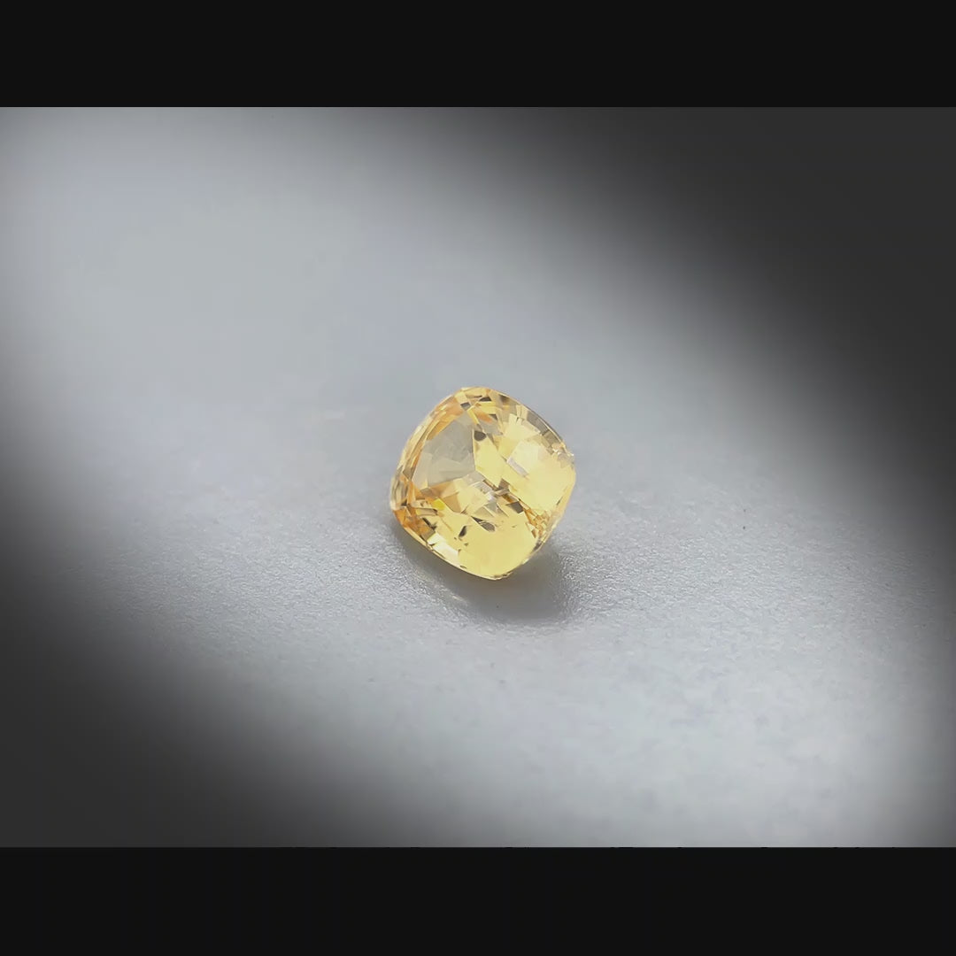 Vidéo d’un saphir jaune-doré naturel coussin rectangulaire 1.65ct, Sri Lanka, facetté