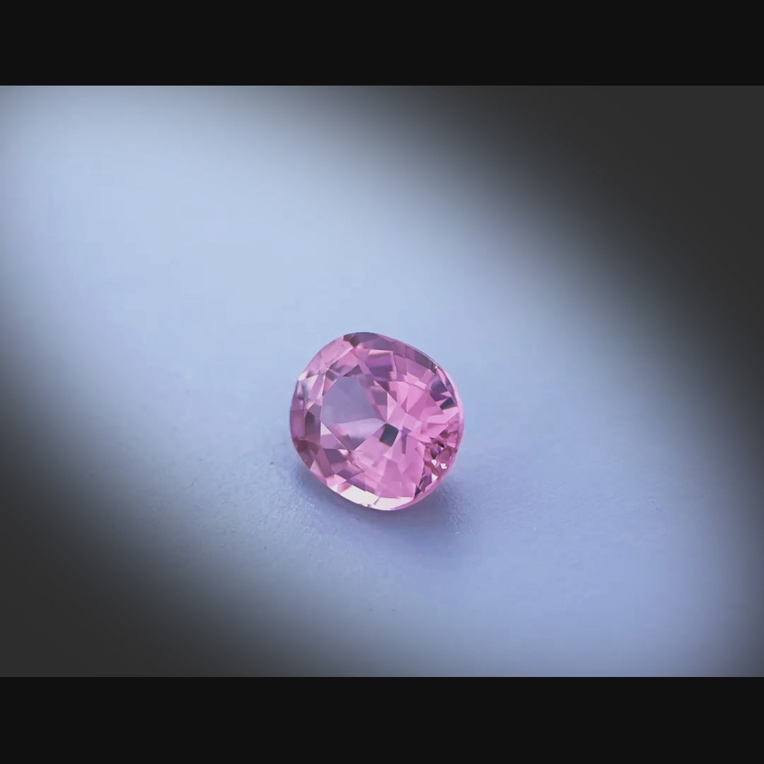 Vidéo d’un spinelle rose ovale facetté 1,69ct, couleur rose-violet soutenu, pureté sans inclusion, gemme rare, origine Vietnam