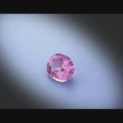 Vidéo d’un spinelle rose ovale facetté 1,69ct, couleur rose-violet soutenu, pureté sans inclusion, gemme rare, origine Vietnam