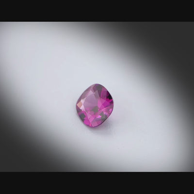 Vidéo d’un grenat violet coussin rectangle facetté 1,45ct, teinte violet profond, inclusions discrètes, origine Mozambique